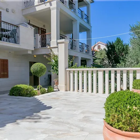 Apartment With Parking Space Supetar, Brac - 18307